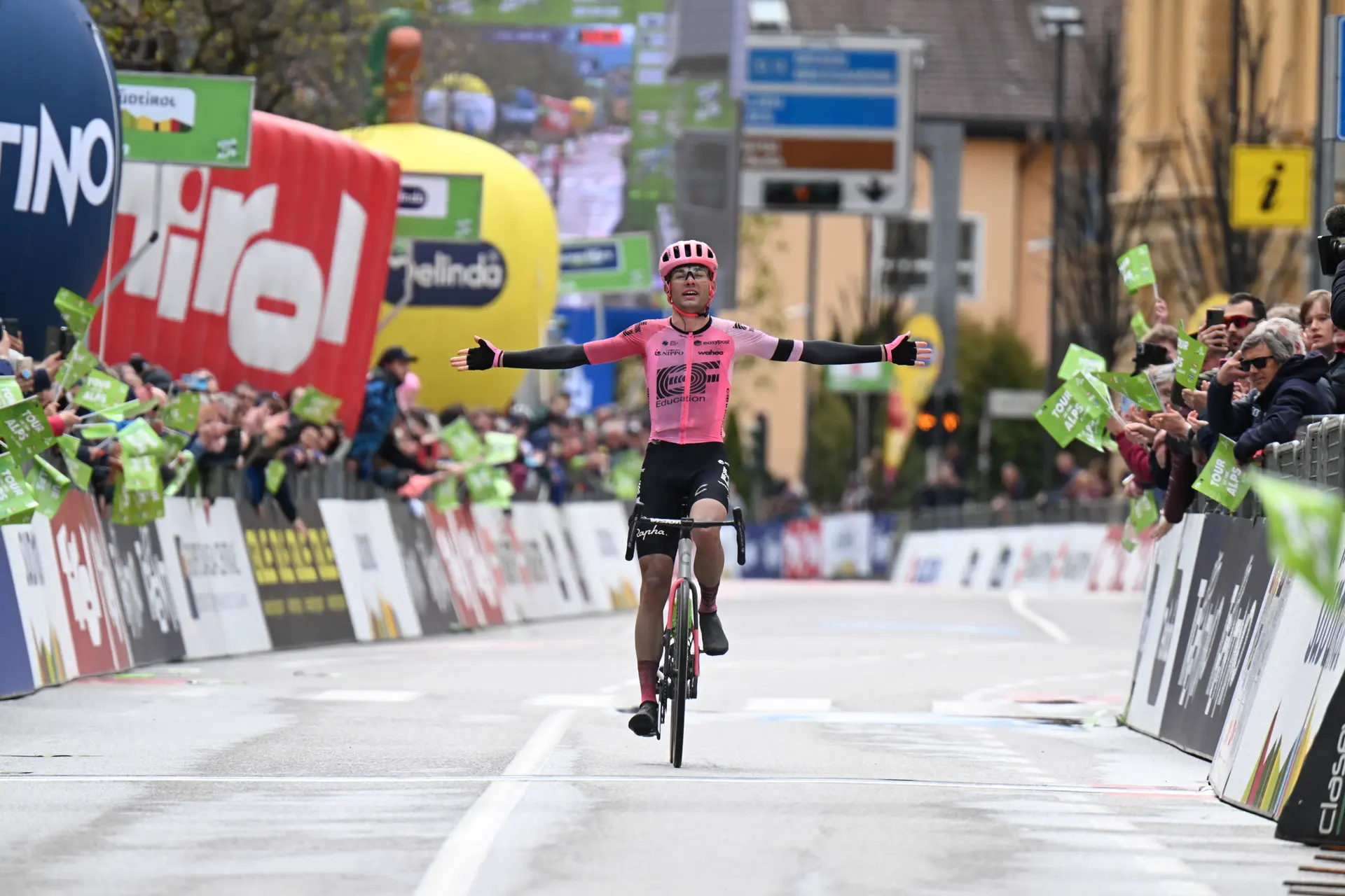 Simon Carr pakt ritzege na solo van 45 kilometer in etappe 4 van de Tour of the Alps