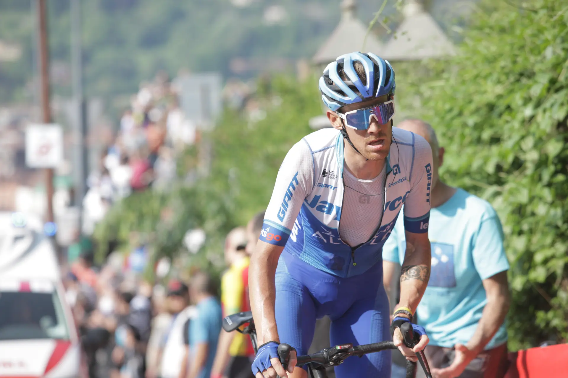 37-jarige Alessandro De Marchi rijdt solo naar de overwinning in etappe 2 van de Tour of the Alps 2024
