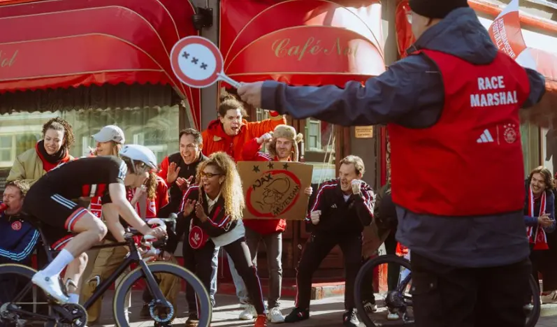 Ajax en Adidas presenteren exclusieve wieleroutfit