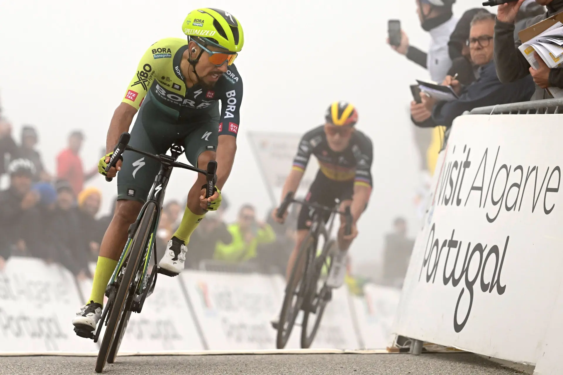 Daniel Martinez als kopman van BORA - hansgrohe op jacht naar roze trui in Giro d'Italia; Danny van Poppel mee als sprintoptie