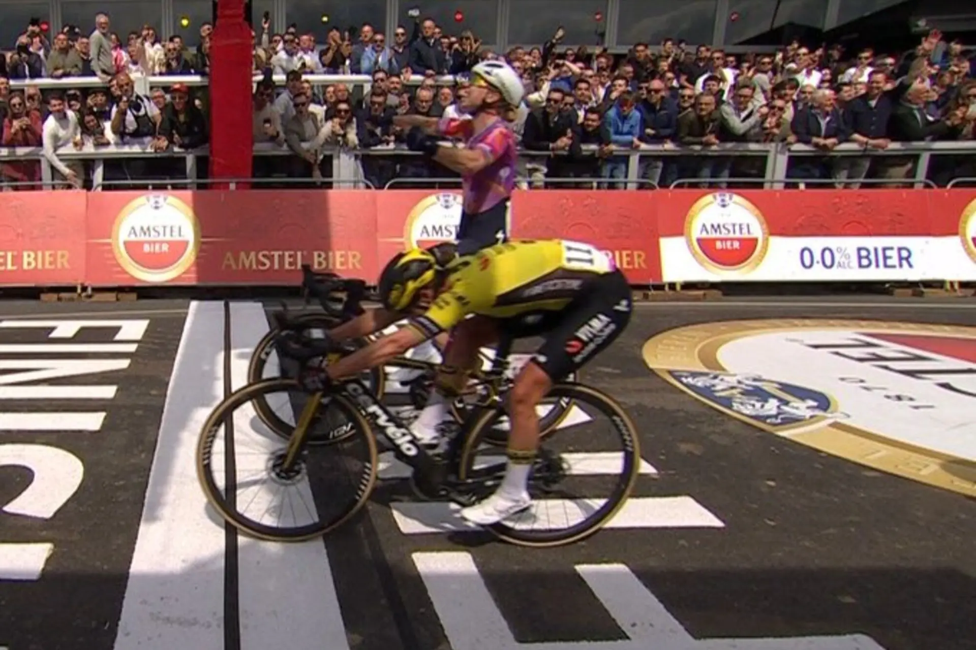 VIDEO: Dramatische finale van Amstel Gold Race Dames 2024: Marianne Vos drukt wiel net voor juichende Wiebes over de finish