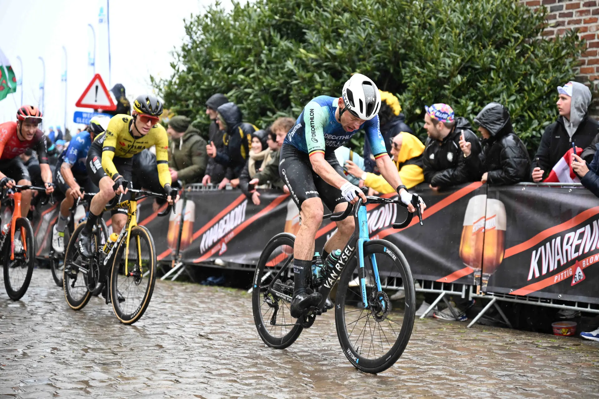 Oliver Naesen en Sep Vanmarcke analyseren snelheidsrecord in Parijs-Roubaix: "Omdat Mathieu zo opvalt, willen alle ploegen een renner in de vroege vlucht"