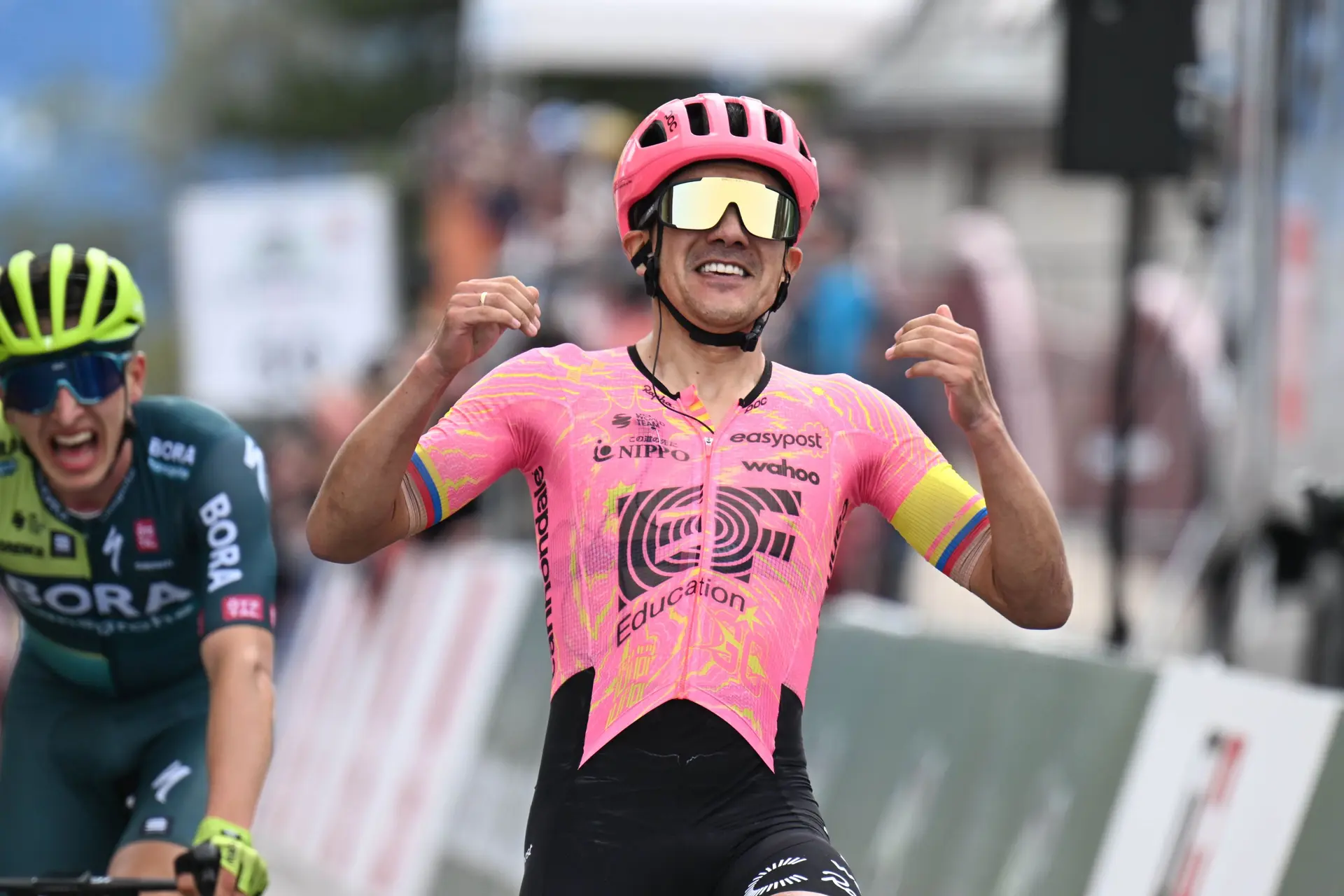 Richard Carapaz boekt comebackzege in Tour de Romandie: "Ik heb geprofiteerd van het werk van INEOS Grenadiers".