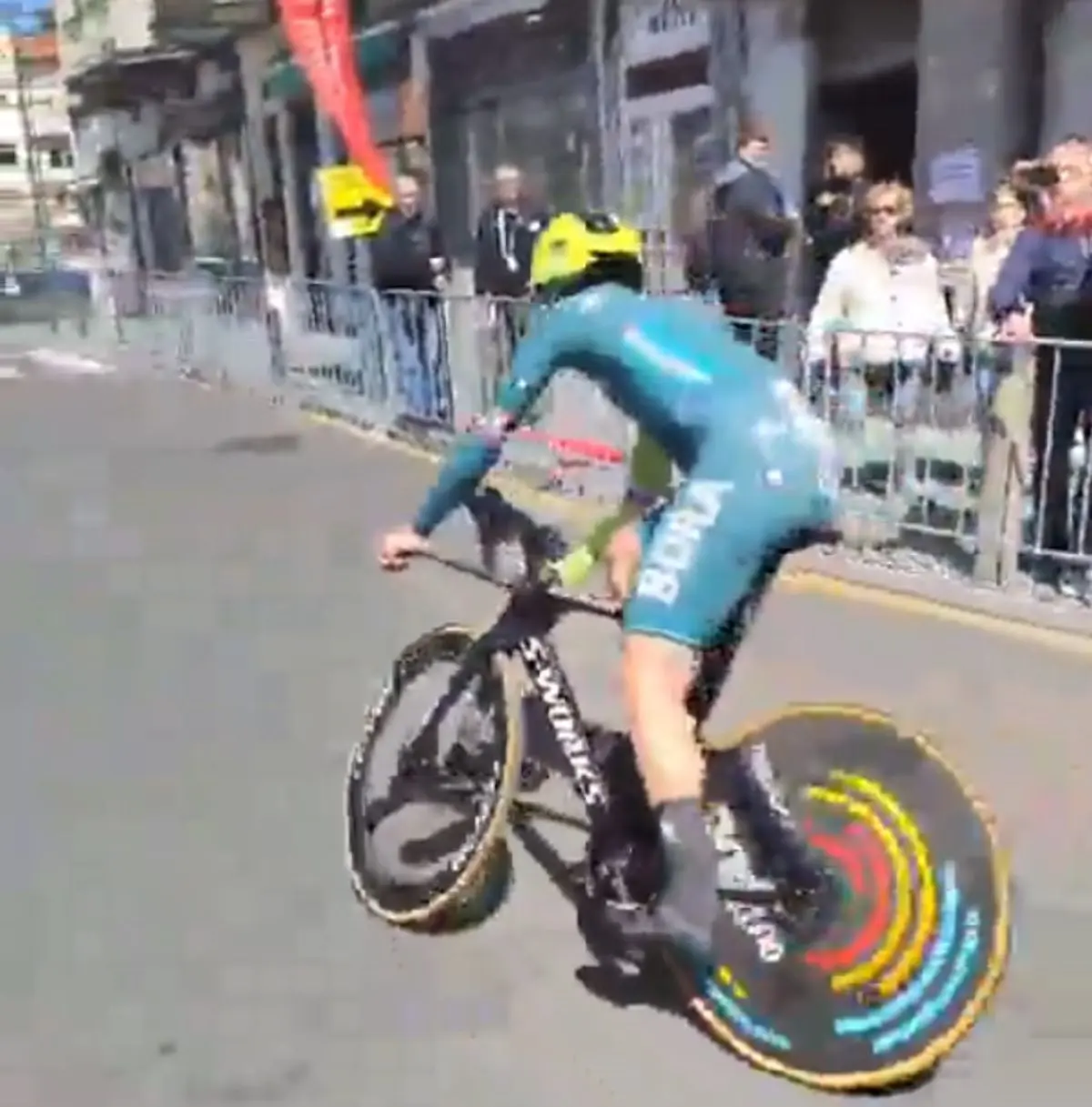 VIDEO: Primoz Roglic mist de bocht maar is toch sneller dan Evenepoel, Vingegaard, Ayuso en Skjelmose met zeer snelle tijdrit in de Ronde van Baskenland