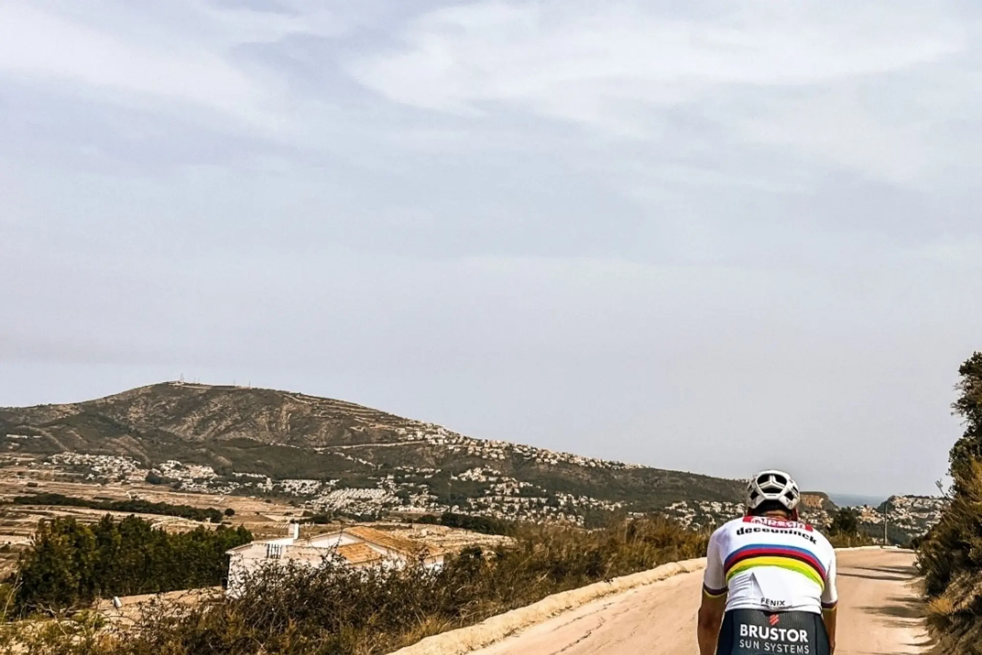 FOTO: Mathieu van der Poel slaat La Flèche Wallonne over om zich voor te bereiden op Luik-Bastenaken-Luik in de Spaanse zon