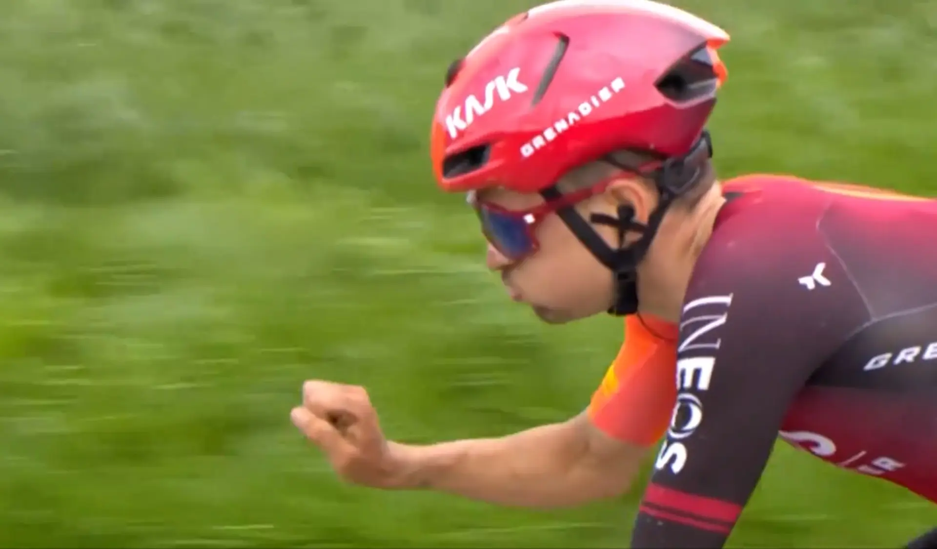 VIDEO: Tom Pidcock voelt de gevolgen tijdens zijn debuut Parijs-Roubaix