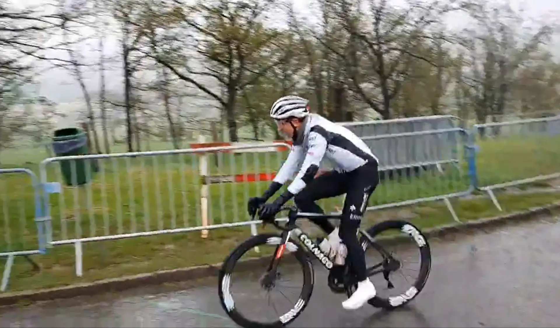 VIDEO: Tadej Pogacar trotseert het slechte weer om parcours van Luik-Bastenaken-Luik te verkennen