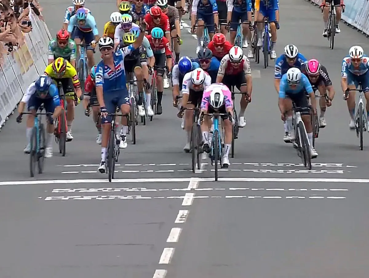 Warre Vangheluwe wint derde etappe 4 Jours de Dunkerque vanuit de kopgroep na fotofinish