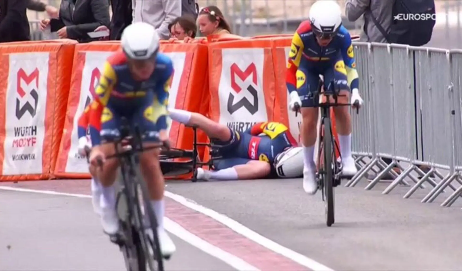 Ellen van Dijk trekt zich terug uit La Vuelta Femenina na vervelende valpartij in openingstijdsrit
