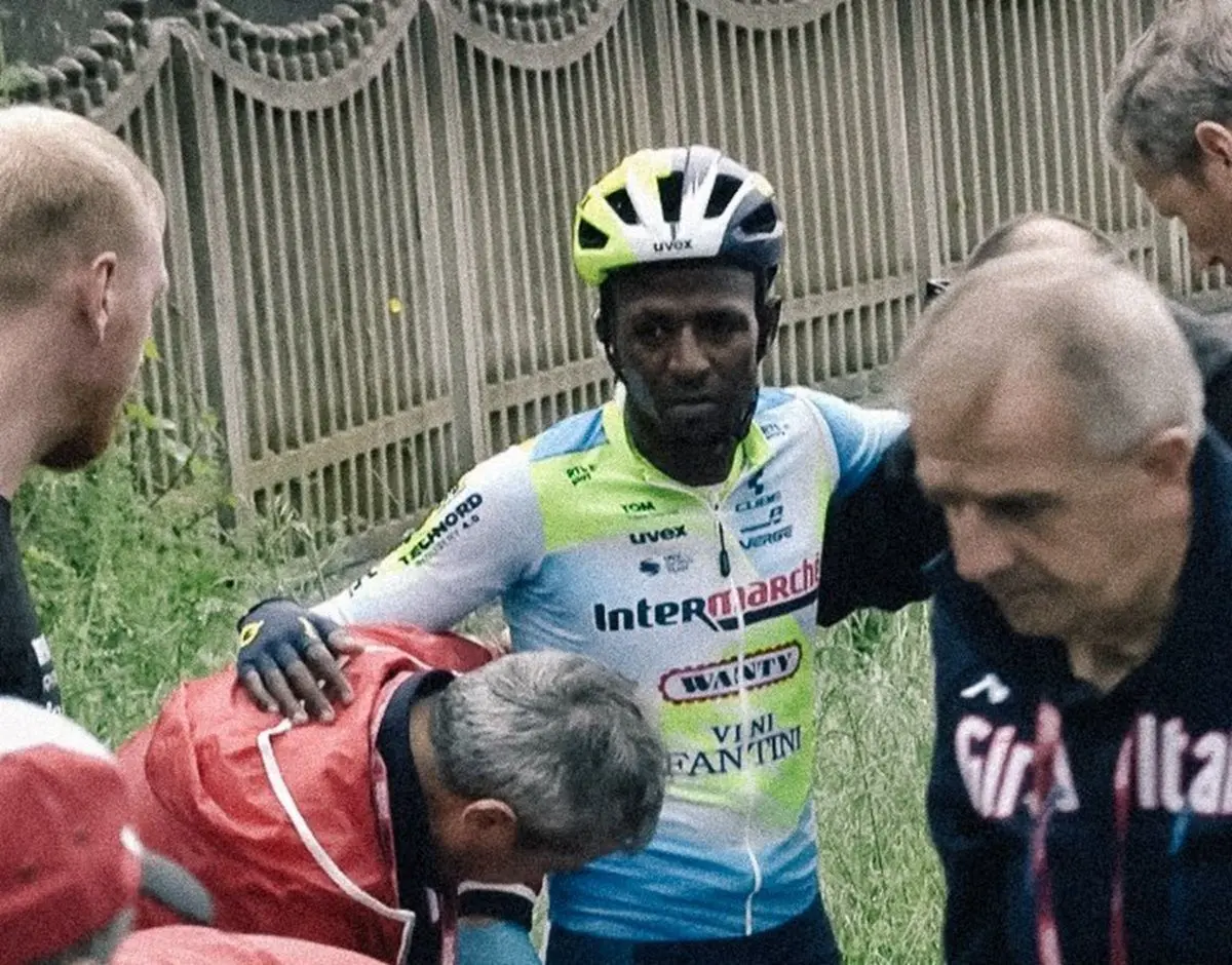 Medisch rapport en uitvallers  | Update na 4e etappe Giro d'Italia: Biniam Girmay valt uit na dubbele valpartij in regenachtige afdaling