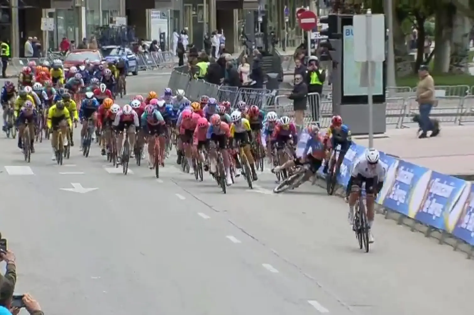 VIDEO: Elisa Balsamo vliegt hard de hekken in tijdens eindsprint Vuelta a Burgos Feminas