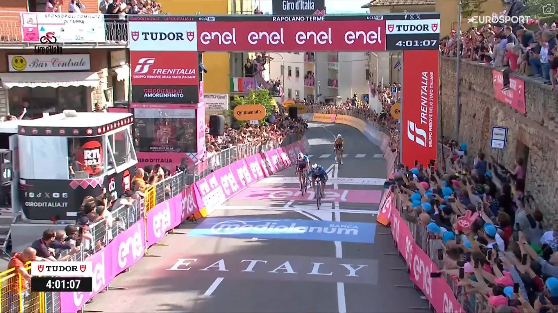 Pelayo Sanchez zegeviert op de Strade Bianche van de Giro d'Italia, door Julian Alaphilippe & Luke Plapp te verslaan