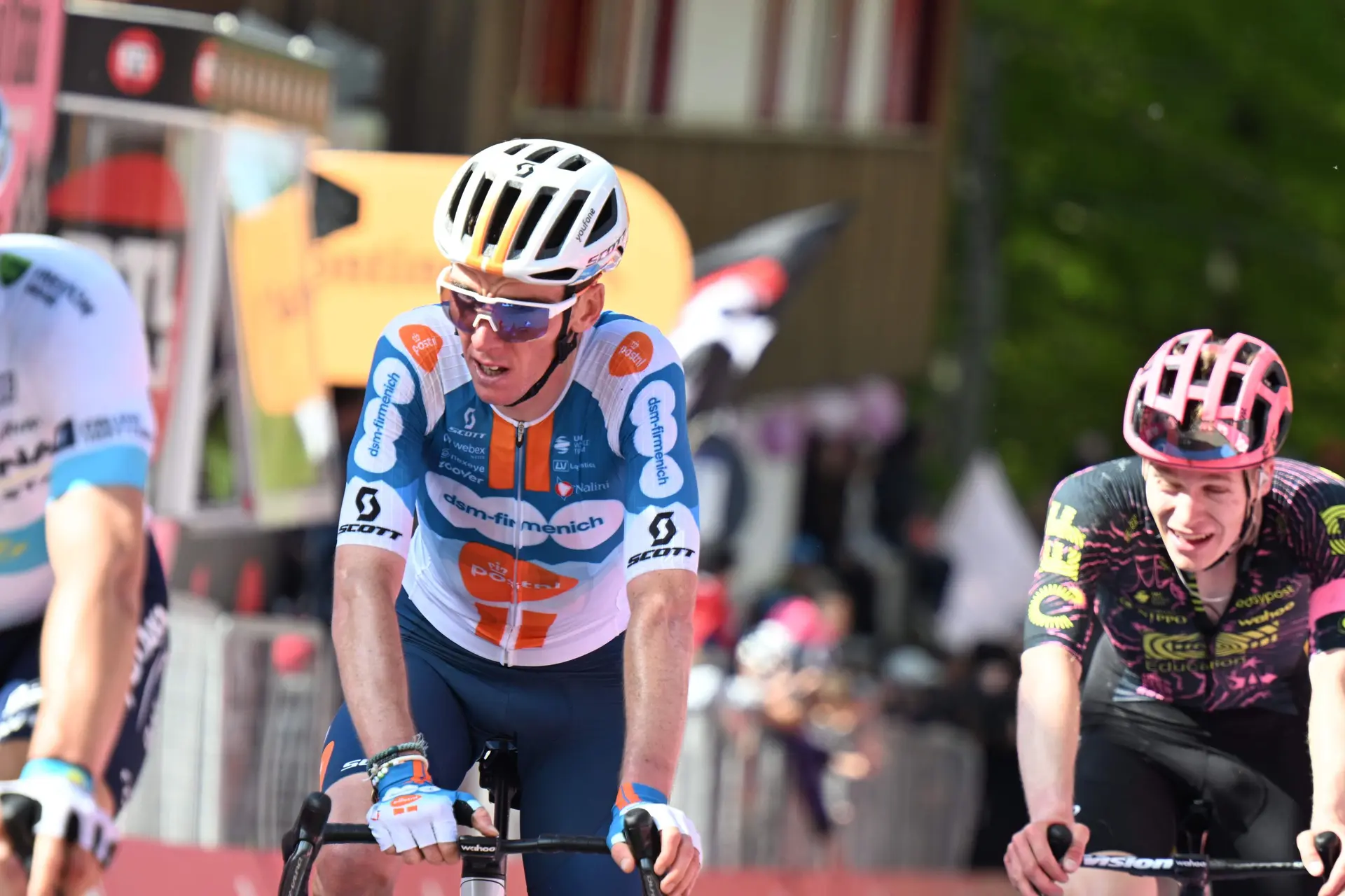 "Ik probeerde vooruit te komen omdat ik wist dat de benen niet zo goed waren" - Romain Bardet klimt naar de zevende plaats in het algemeen klassement ondanks dat hij zijn poging op ritwinst verloor