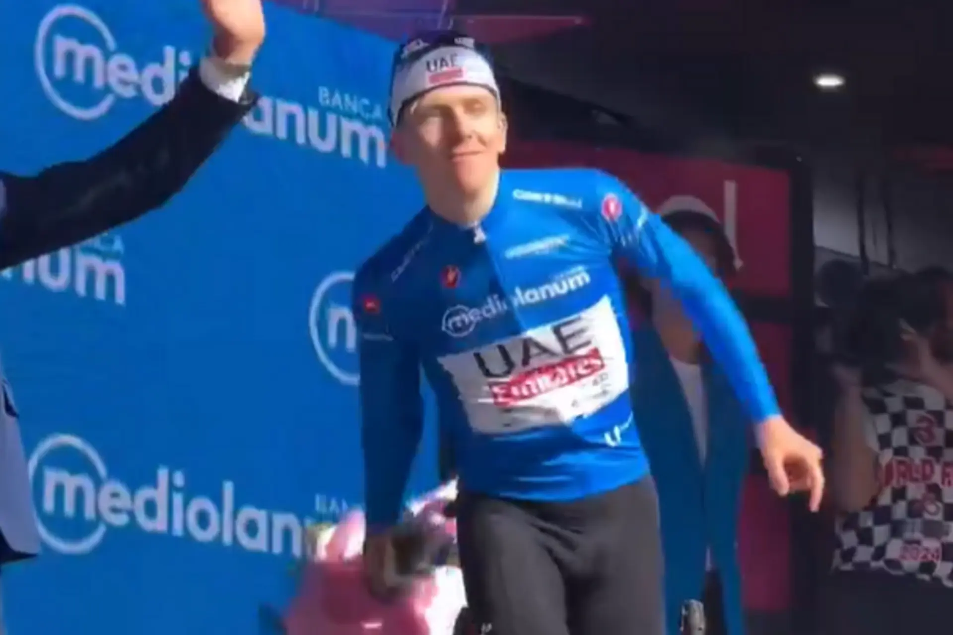 VIDEO: Tadej Pogacar laat zien dat hij menselijk is met boeketblunder op podium