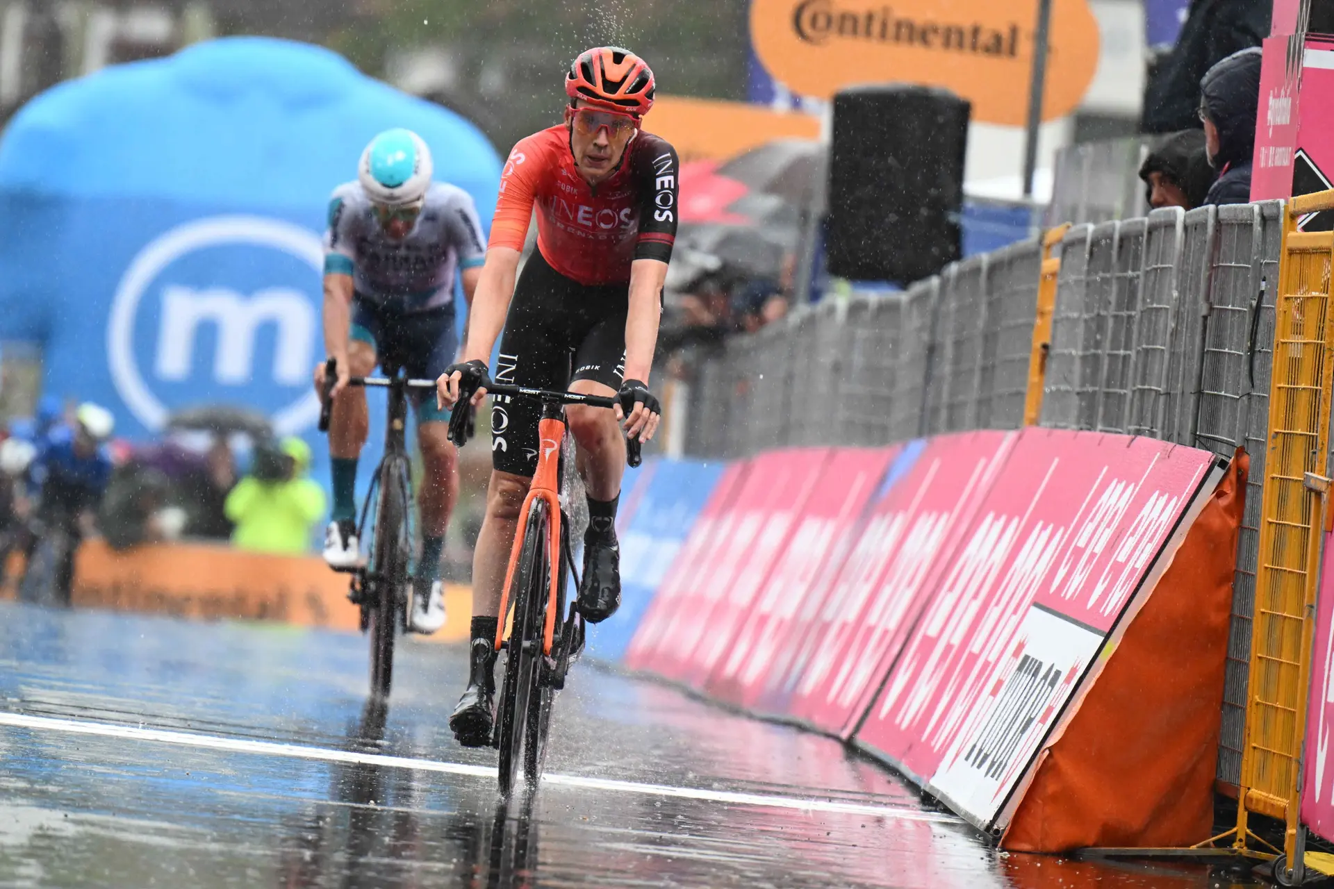"Hij is nu drie keer als zesde geëindigd, dus de volgende stap is de top vijf en het podium" - INEOS Grenadiers hoopt op progressie van Thymen Arensman