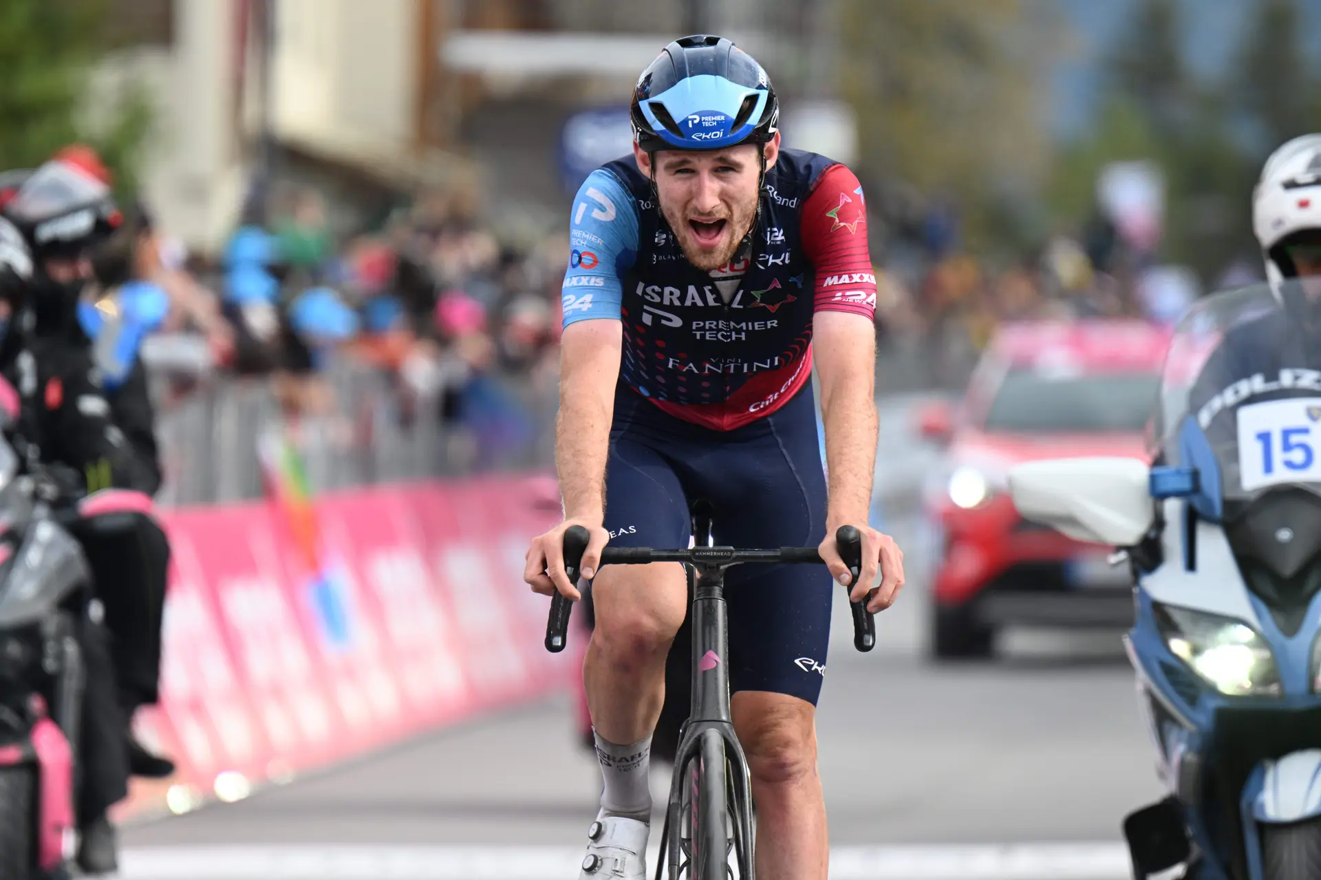 Derek Gee verrast en wint spannende derde etappe van het Critérium du Dauphiné 2024