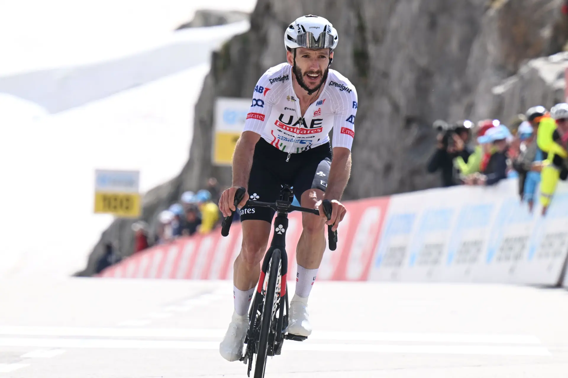 Twee op een rij voor Adam Yates! Kopman van UAE Team Emirates vergroot voorsprong op concurrenten na ritzege in etappe 5 van de Ronde van Zwitserland 2024