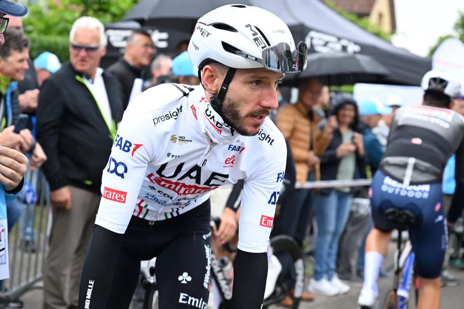 Algemeen klassement Tour de Suisse 2024 na etappe 4: Adam Yates neemt de gele trui over en Wilco Kelderman zakt naar de vijfde plaats na valpartij