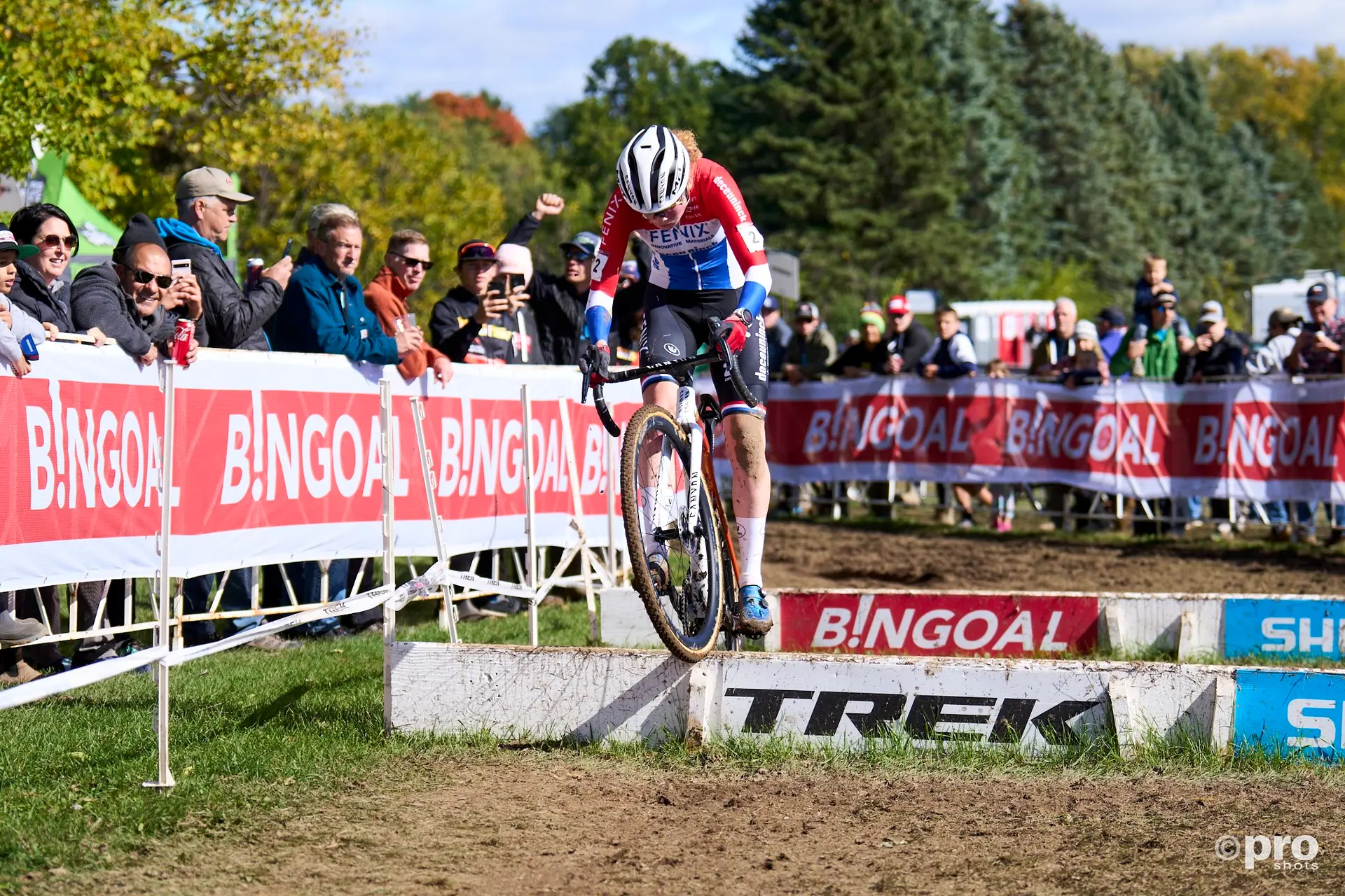 Puck Pieterse draagt de Nederlandse Olympische medaillehoop op de mountainbike, terwijl er geen mannen genomineerd waren