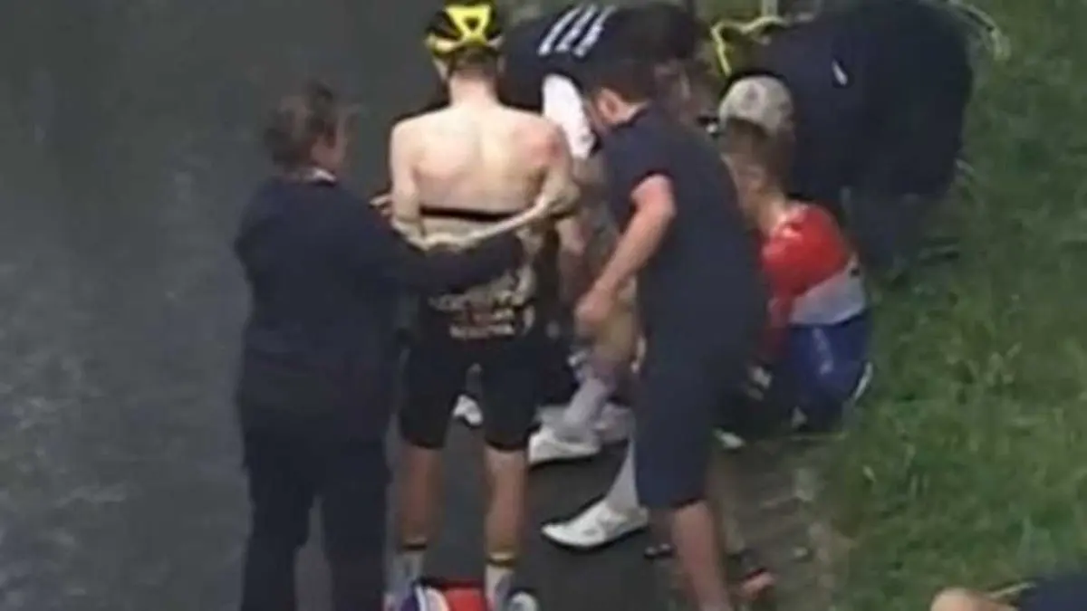 Dylan van Baarle en Steven Kruijswijk per ambulance afgevoerd na massale valpartij in het Critérium du Dauphiné