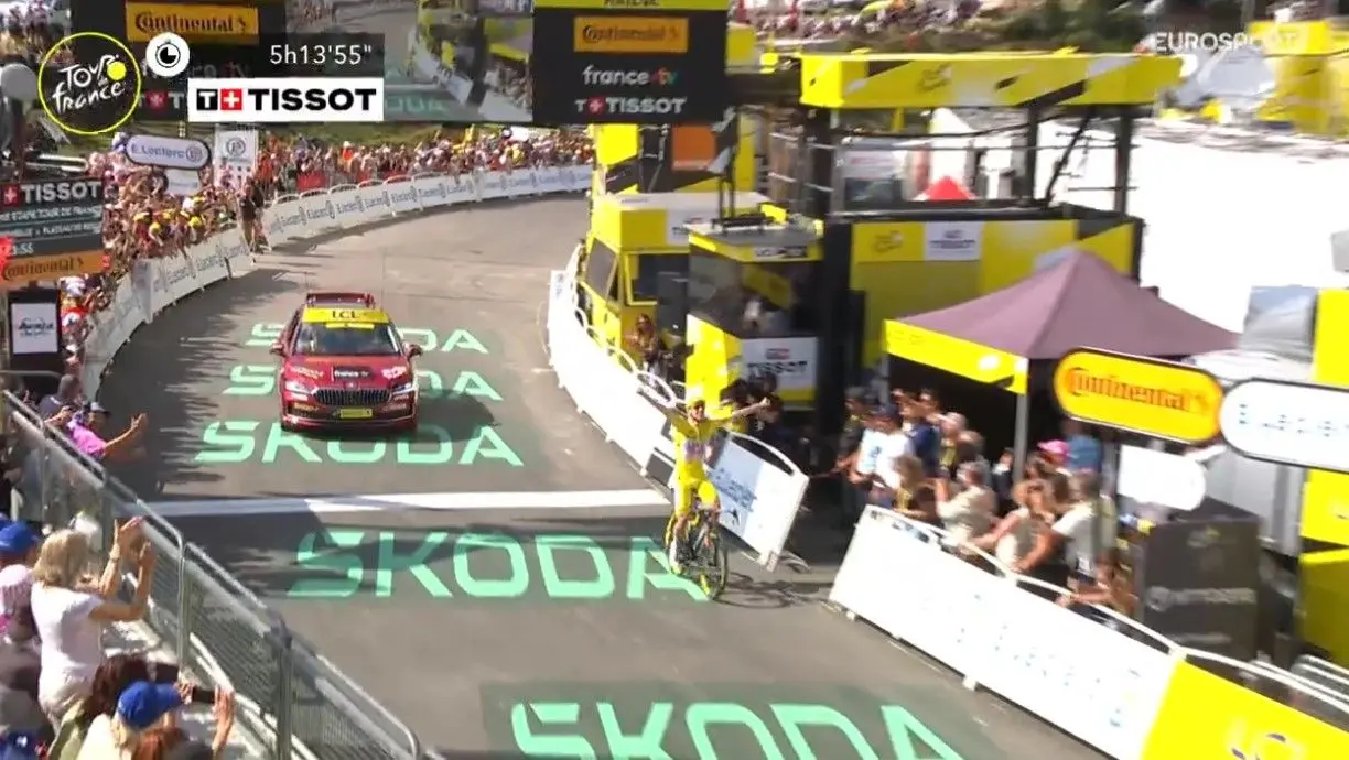 Tadej Pogacar zegeviert opnieuw in etappe 15 en vergroot voorsprong op Jonas Vingegaard in Tour de France 2024