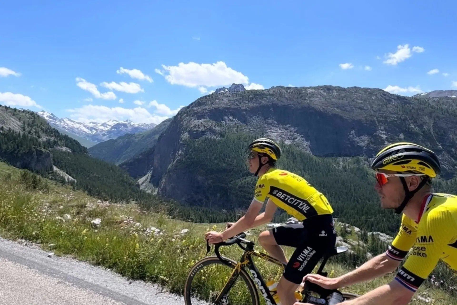 Sepp Kuss, Robert Gesink & Dylan van Baarle samen gespot terwijl ze op hoogte trainen
