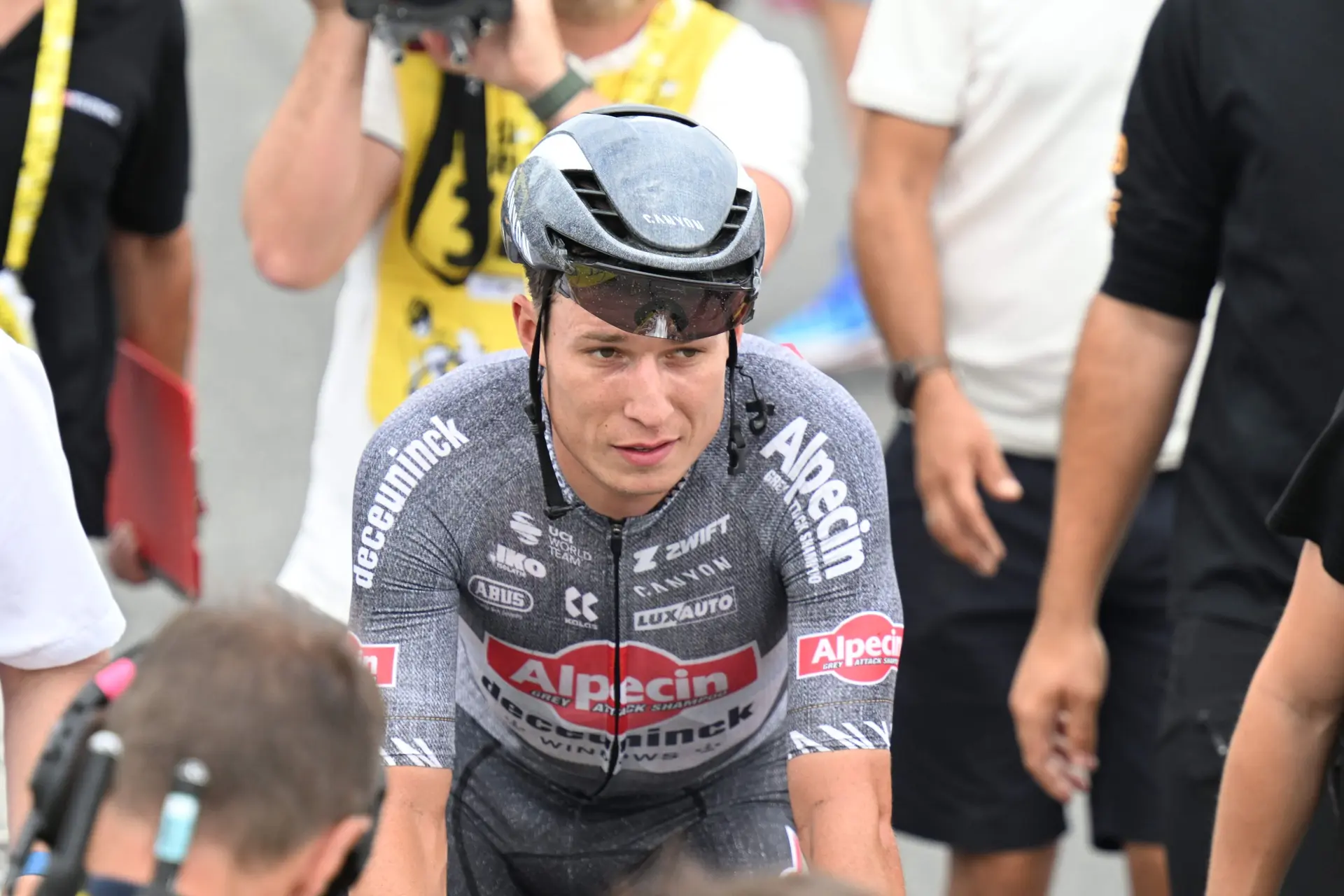 Jasper Philipsen en Arnaud Demare reageren op rampzalig einde van Tour de France sprint: "Mathieu van der Poel voelde zich niet lekker"