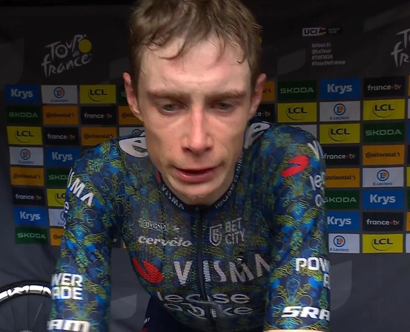 Jonas Vingegaard in tranen na comebackoverwinning in Tour de France: "Ik had dit nooit kunnen doen zonder mijn familie"