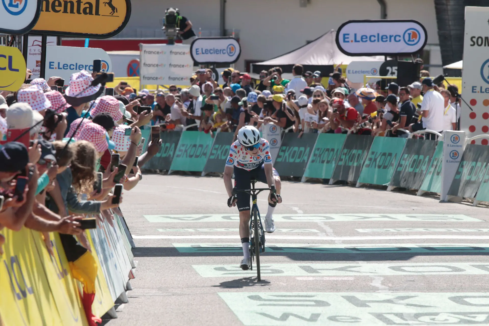 Moet Jonas Vingegaard alles op alles zetten en podiumplaats riskeren voor een derde gele trui? "Hij moet aanvoelen of hij het nog kan en er nog eens voor wil gaan"
