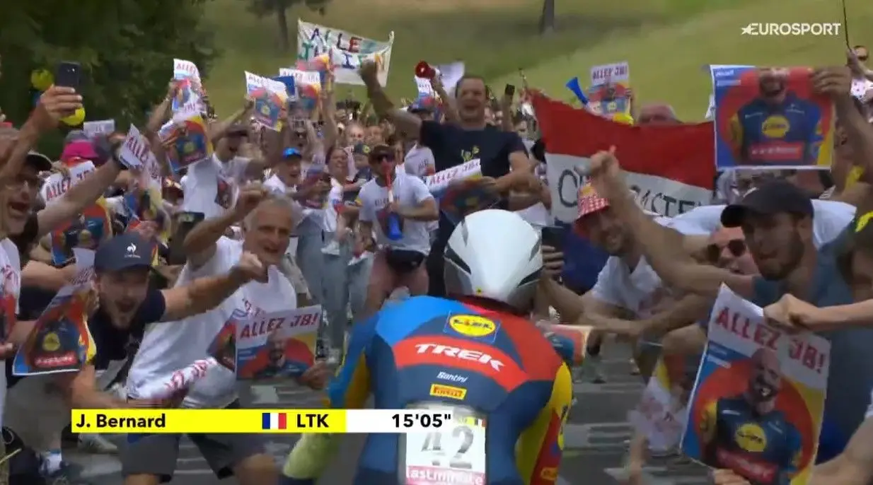 VIDEO: Julien Bernard krijgt heldenontvangst tijdens eerste tijdrit van de Tour de France 2024