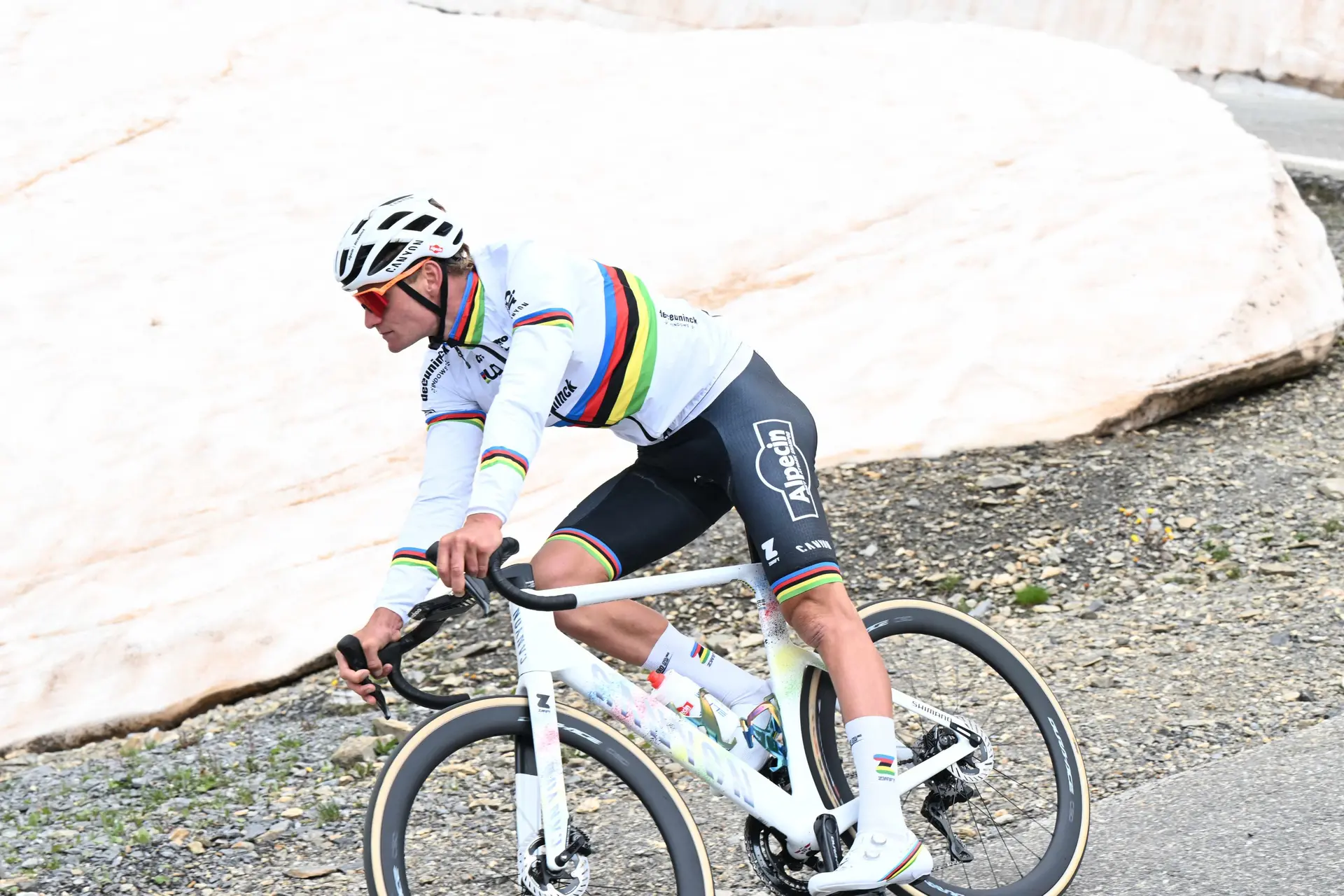 "Ik ben blij dat ik het toch geprobeerd heb" - Mathieu van der Poel niet in staat om impact te maken in graveletappe van de Tour de France