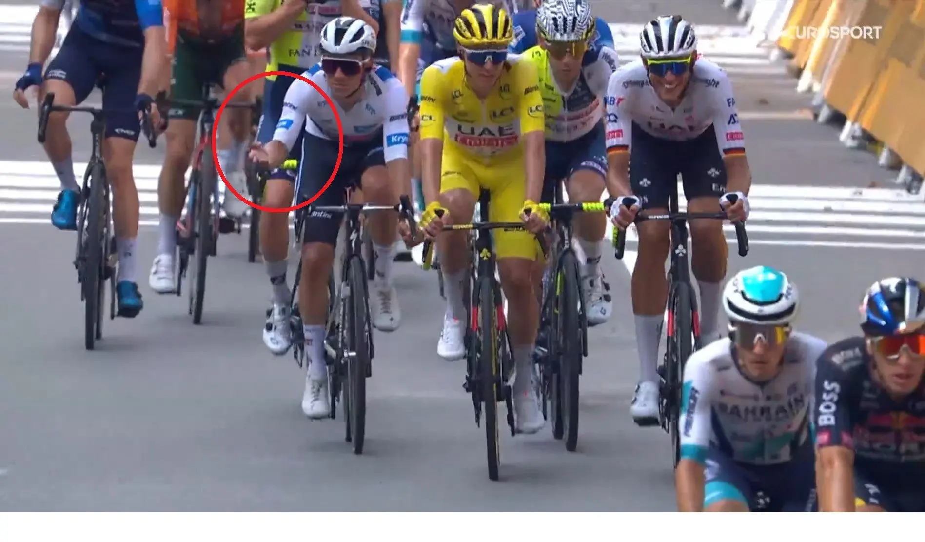 Remco Evenepoel onderwerp van gesprek na 'handgebaar' richting Ben Healy: "Dit is gewoon pestgedrag"