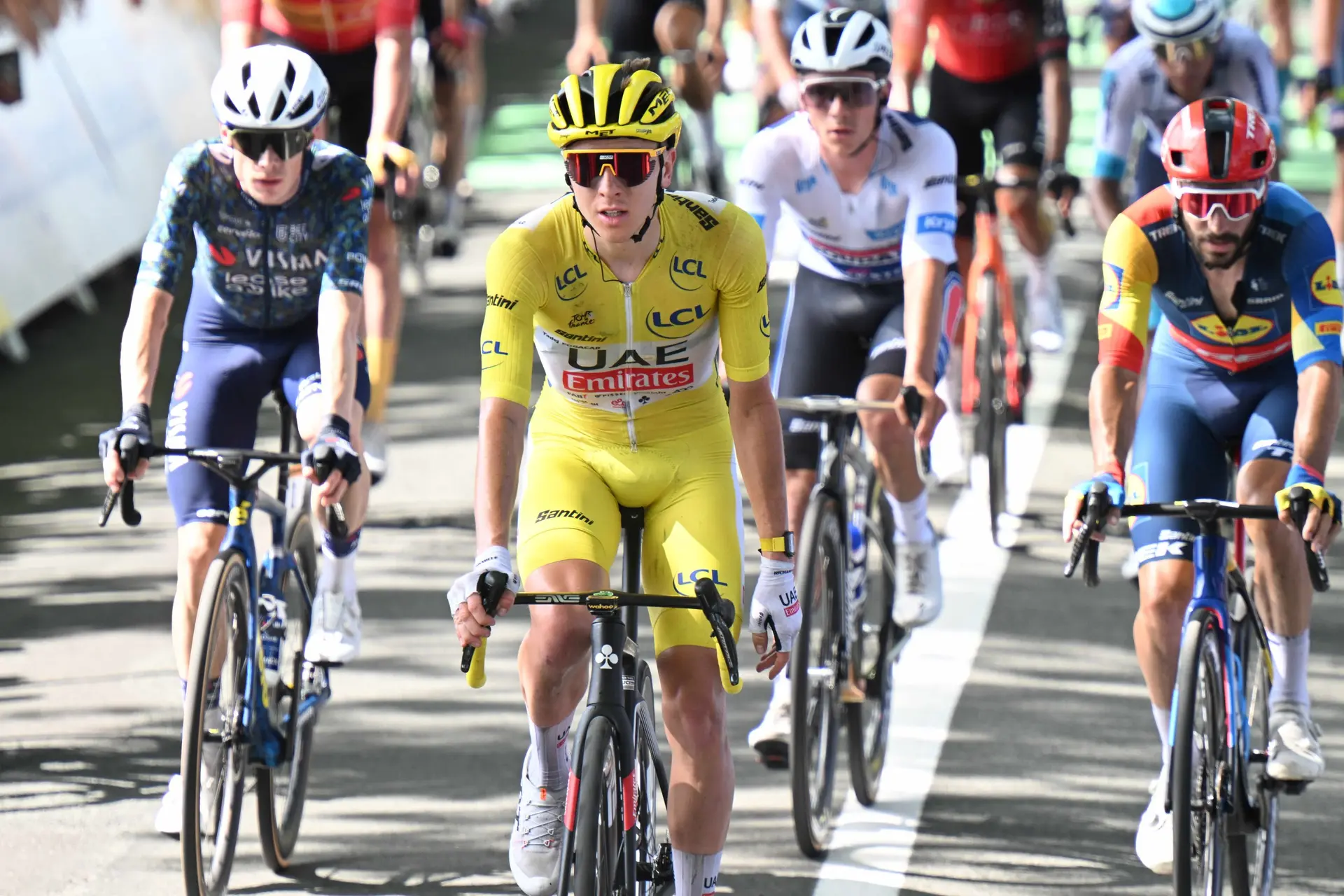 Tadej Pogacar betreurt terugtrekking van Primoz Roglic uit de Tour de France: "Ik leef echt met hem mee, het is heel verdrietig voor hem"