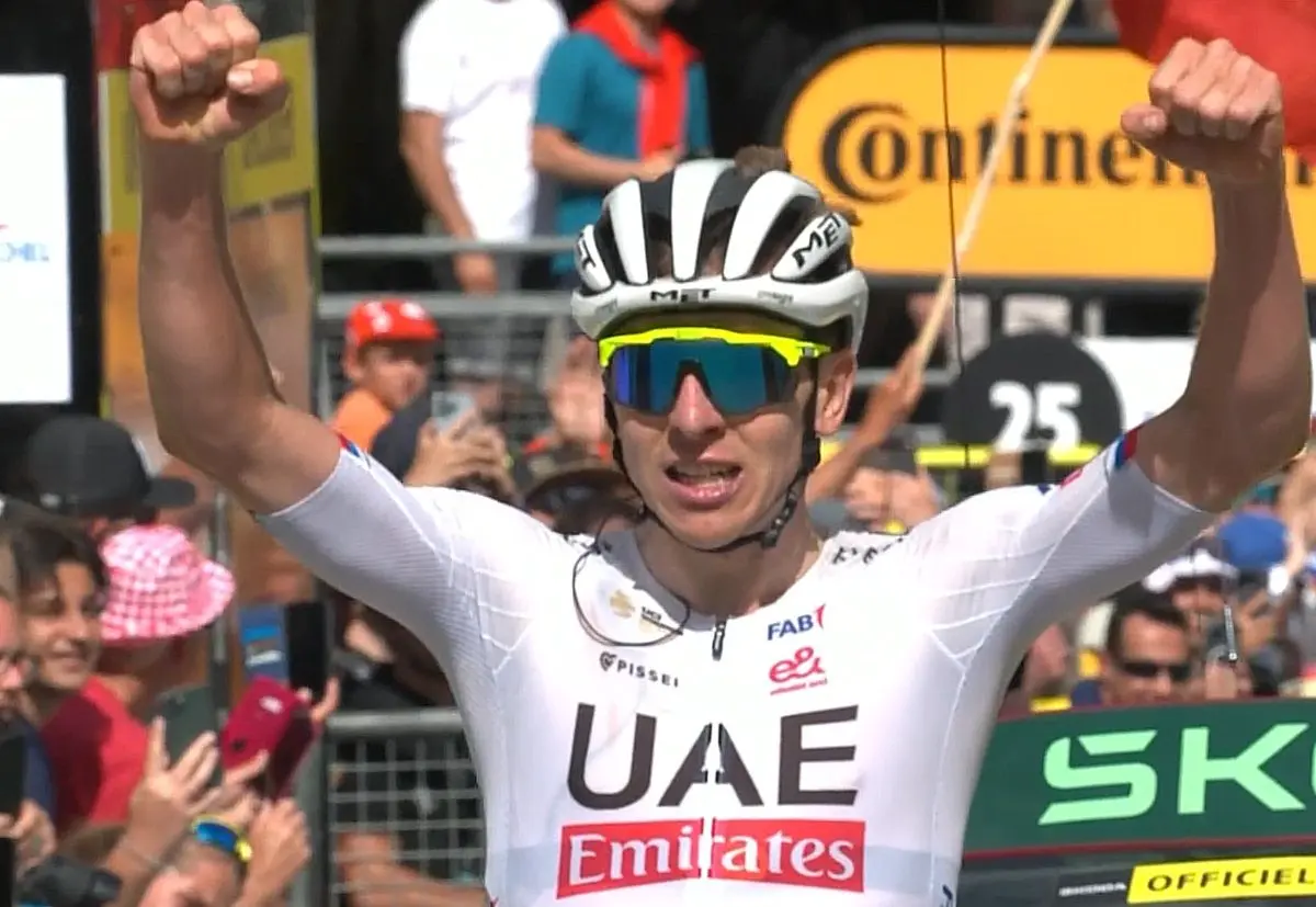 Tadej Pogacar rijdt in stijl naar prachtige ritzege op Pla d'Adet tijdens etappe 14 van de Tour de France 2024