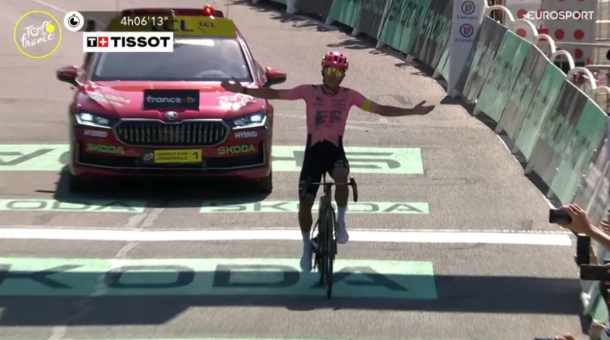 Richard Carapaz pakt ritzege vanuit de ontsnapping in etappe 17 van de Tour de France; Pogacar, Vingegaard & Evenepoel nog in gevecht