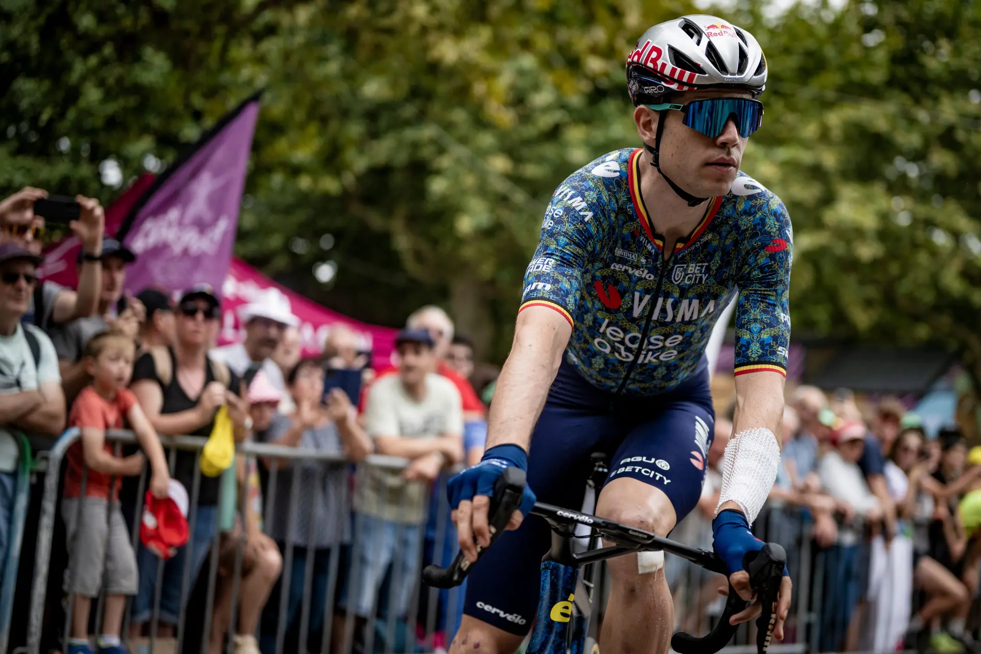 Twijfels over dubbele schijfwielen Wout van Aert voor olympische tijdrit: "Dat kan een gevaarlijk effect hebben"