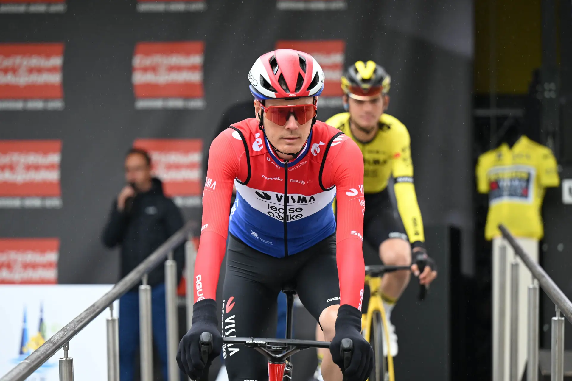 Dylan van Baarle offerde zich op in de finale, maar kon Remco Evenepoel niet terugpakken: "Ik moest gewoon voluit rijden tot Mathieu weer kon"