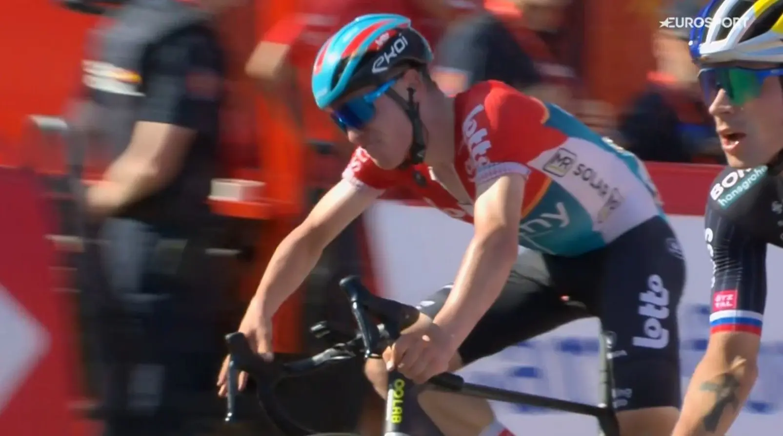 "Op dit moment doet het pijn" - Lennert van Eetvelt baalt van zichzelf na te vroeg juichen waardoor hij ritzege misloopt in de Vuelta a Espana