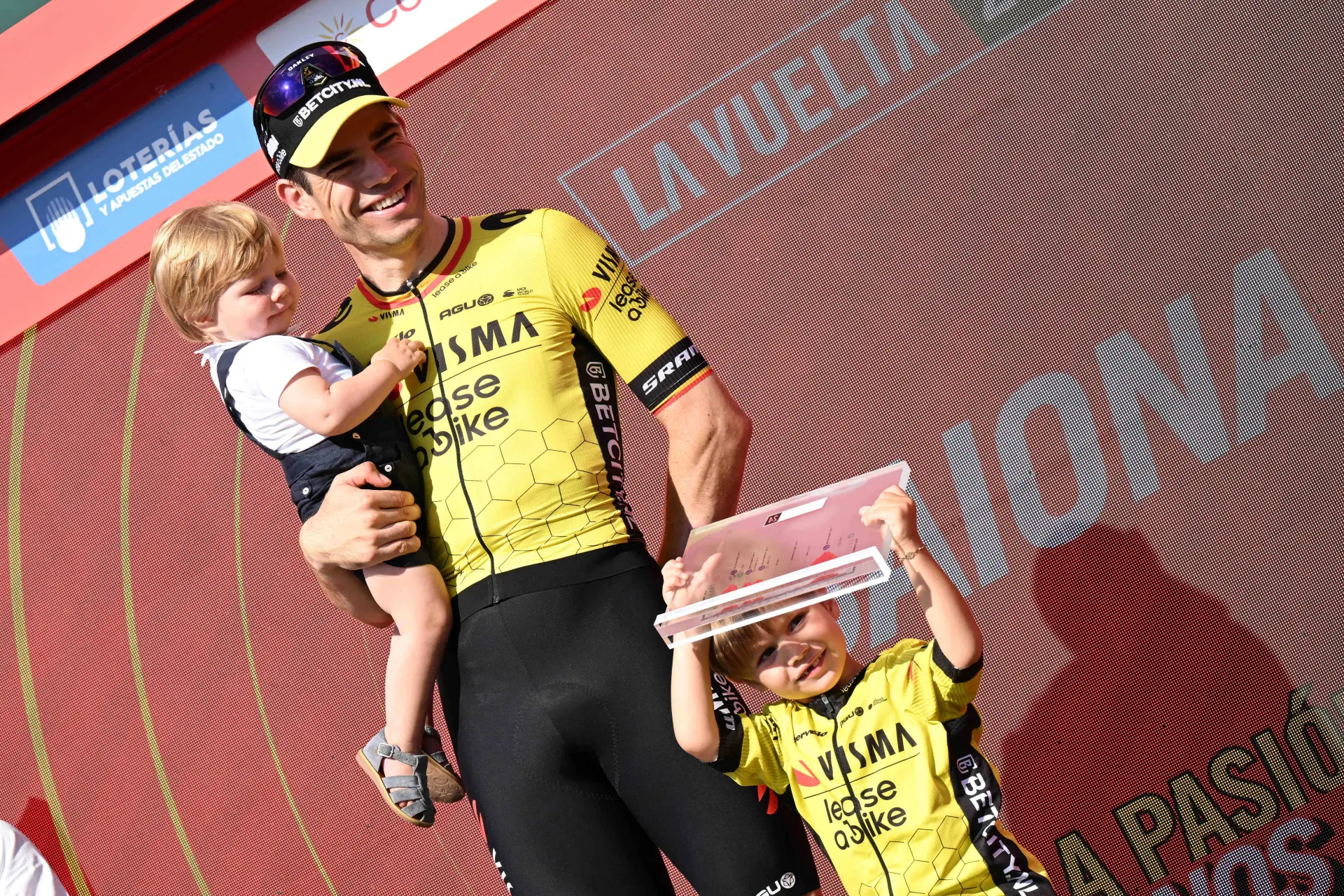 Gezinsleven of training? Van Avermaet over oorzaak Van Aerts terugkerende problemen: "Wout heeft twee jonge kinderen, dat snijdt onvermijdelijk in je rust en herstel"