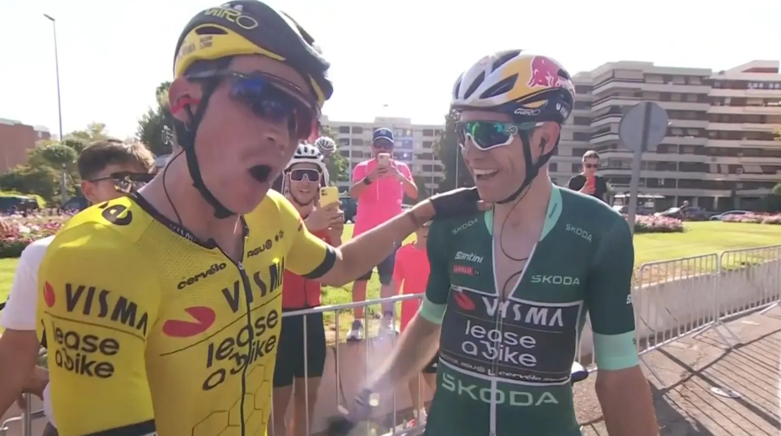Wout van Aert bedankt Sepp Kuss na ritzege in etappe 7 van de Vuelta a Espana: "Een schoolvoorbeeld van onze teamfilosofie"