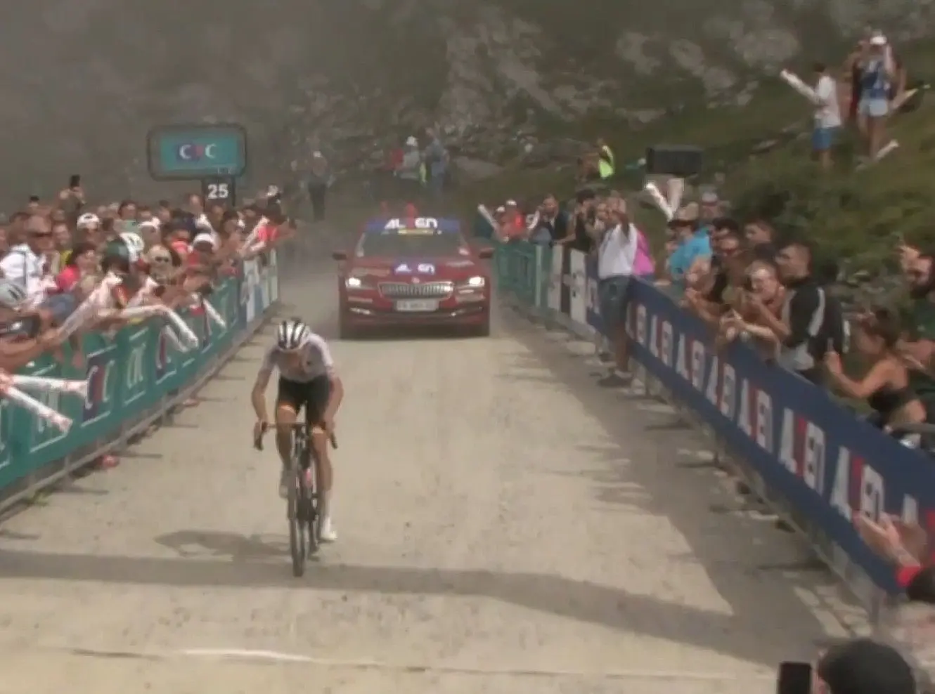 Pablo Torres wint op Colle delle Finestre met bijna 4 minuten voorsprong op Joseph Blackmore maar de Brit pakt evengoed de gele trui in Tour de l'Avenir