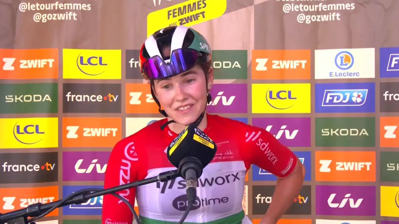 "Mijn radio deed het niet" - Blanka Kata Vas legt controversiële SD Worx tactiek uit na Demi Vollering's valpartij in etappe 5 van Tour de France Femmes