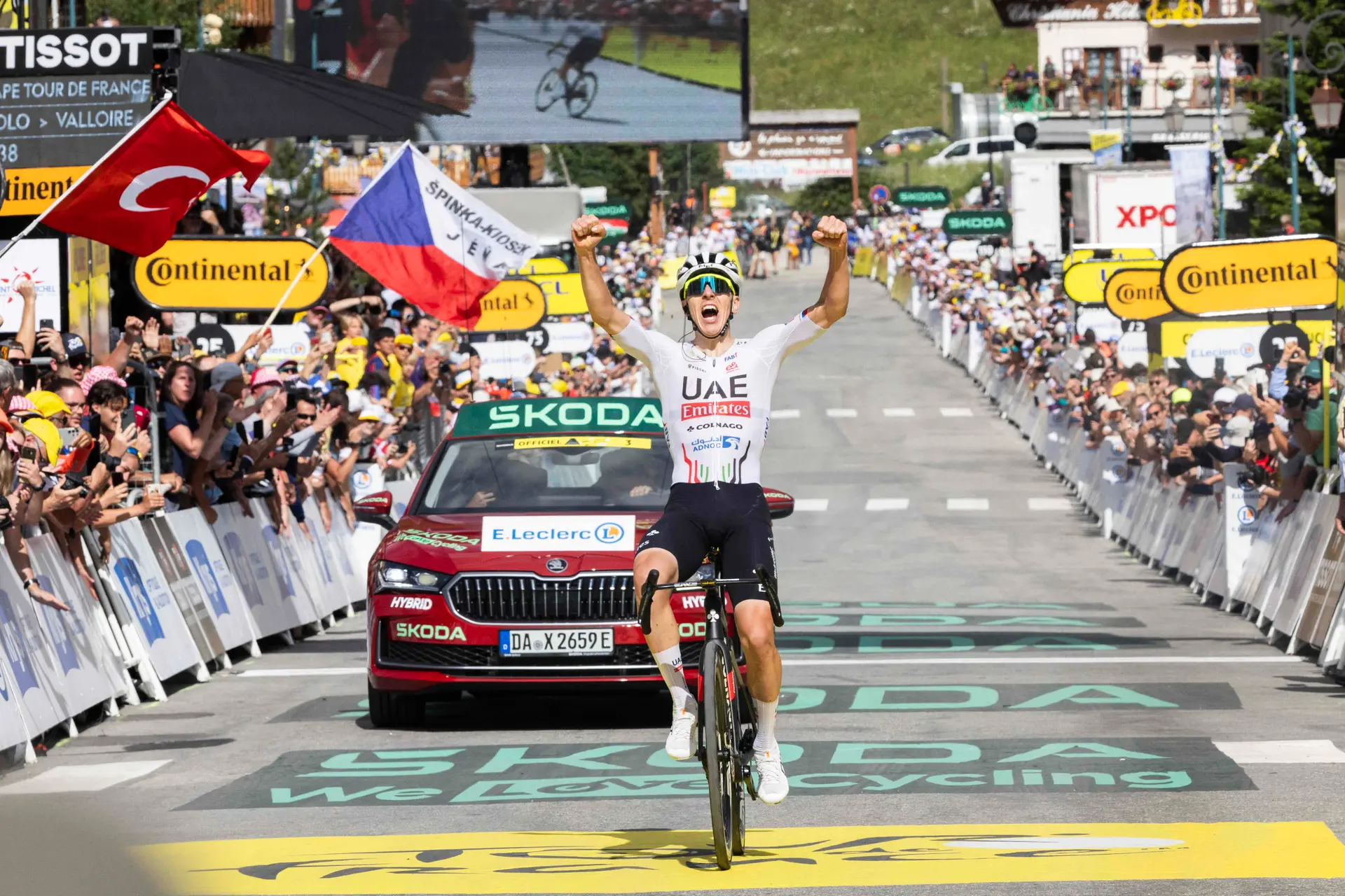 "We kijken niet naar de geschiedenisboeken. Als we dat deden zou Tadej nu de Vuelta a Espana rijden" - Joxean Matxin over Pogacars zoektocht naar de wereldtitel in Zürich