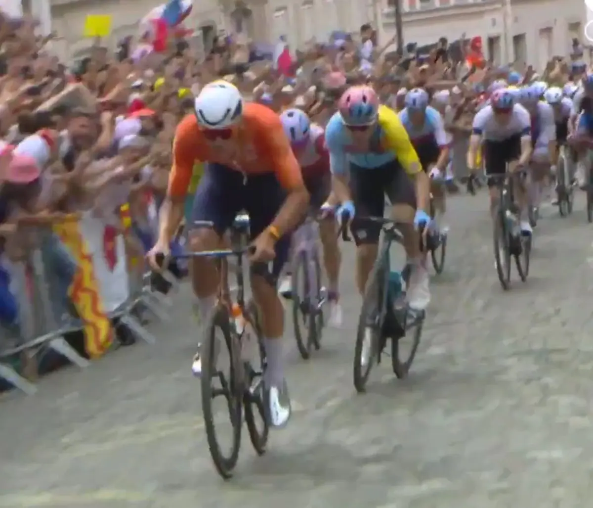 Mathieu van der Poel valt buiten de top 10 in Olympische wegwedstrijd: "Toen Remco ging en niemand reageerde, wist ik dat het heel moeilijk ging worden"