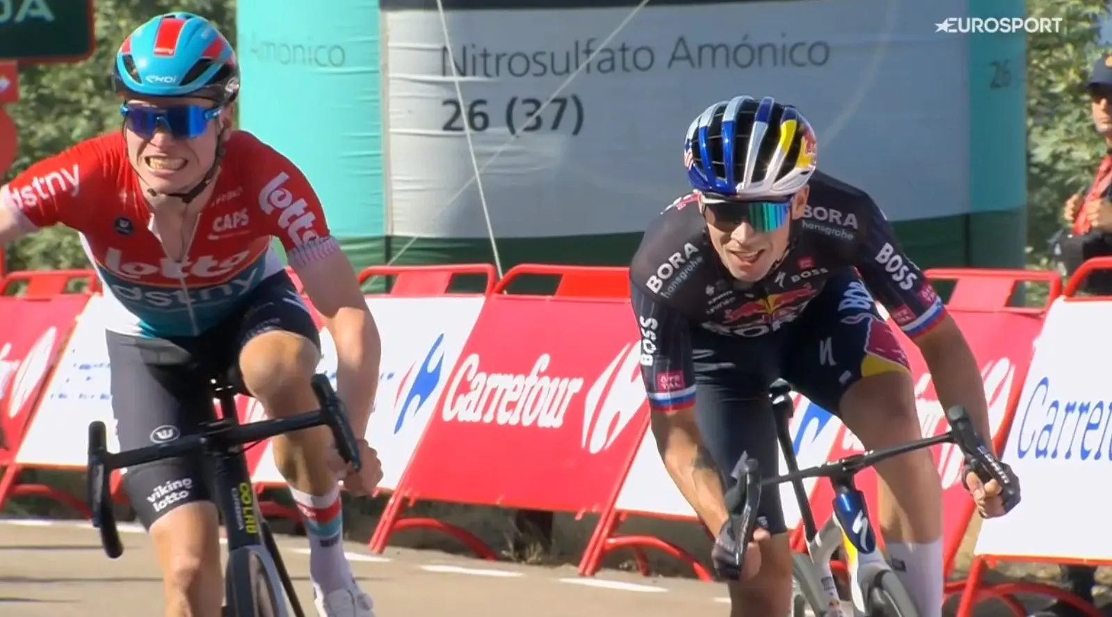 "Dit zijn beginnersfouten" - Remco Evenepoel over het vroege juichen van Lennert van Eetvelt