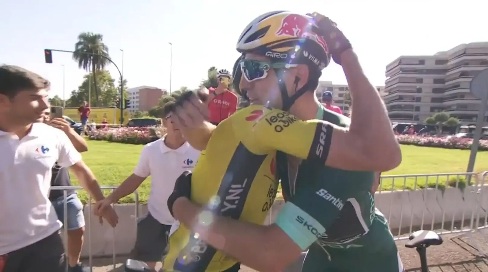 "Het voelt voor mij ook als een overwinning" - Sepp Kuss helpt ploeggenoot Wout van Aert aan de ritzege in etappe 7 van de Vuelta a Espana