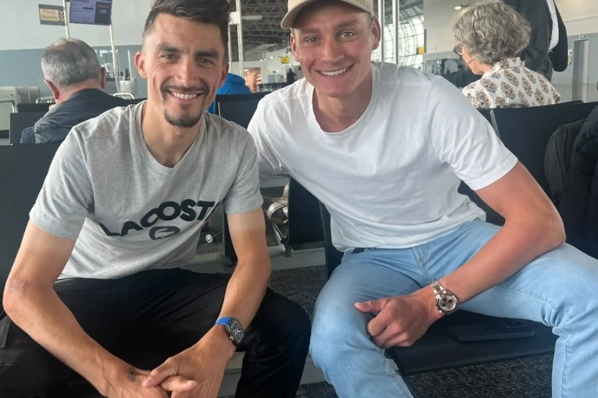 WK-kanshebbers Julian Alaphilippe & Mathieu van der Poel ontmoeten elkaar op weg naar Zürich