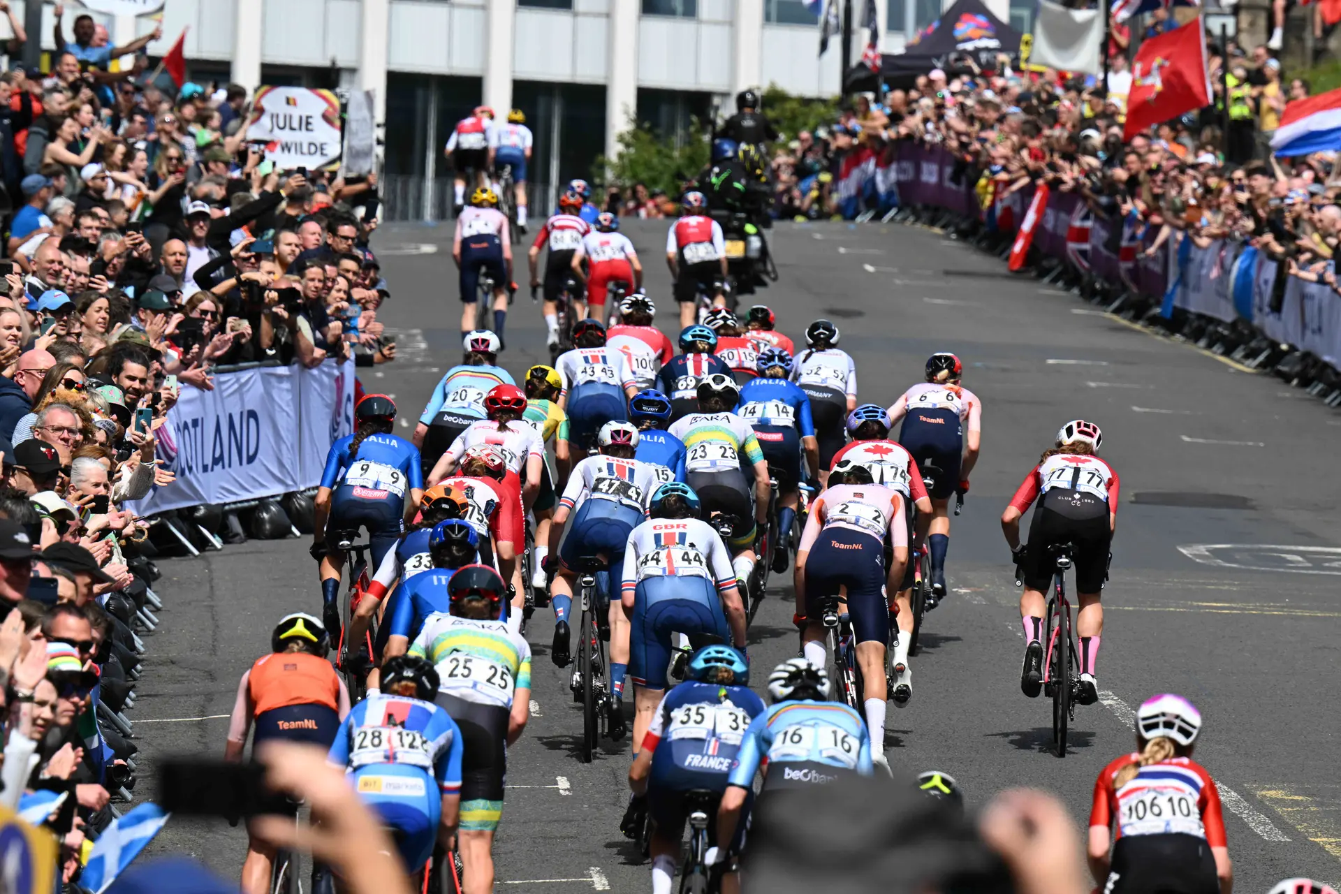 18-jarige Zwitserse in zeer kritieke toestand na zware valpartij tijdens WK Wielrennen voor vrouwen junioren