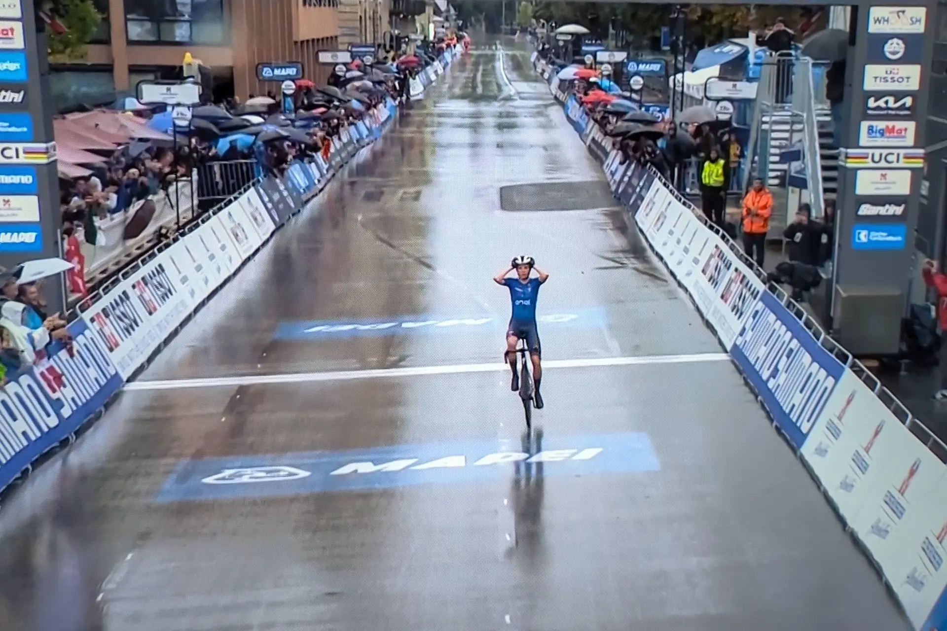 Italiaan Lorenzo Finn wint WK wegwedstrijd voor junioren bij de mannen; Nederlander Senna Remijn pakt brons