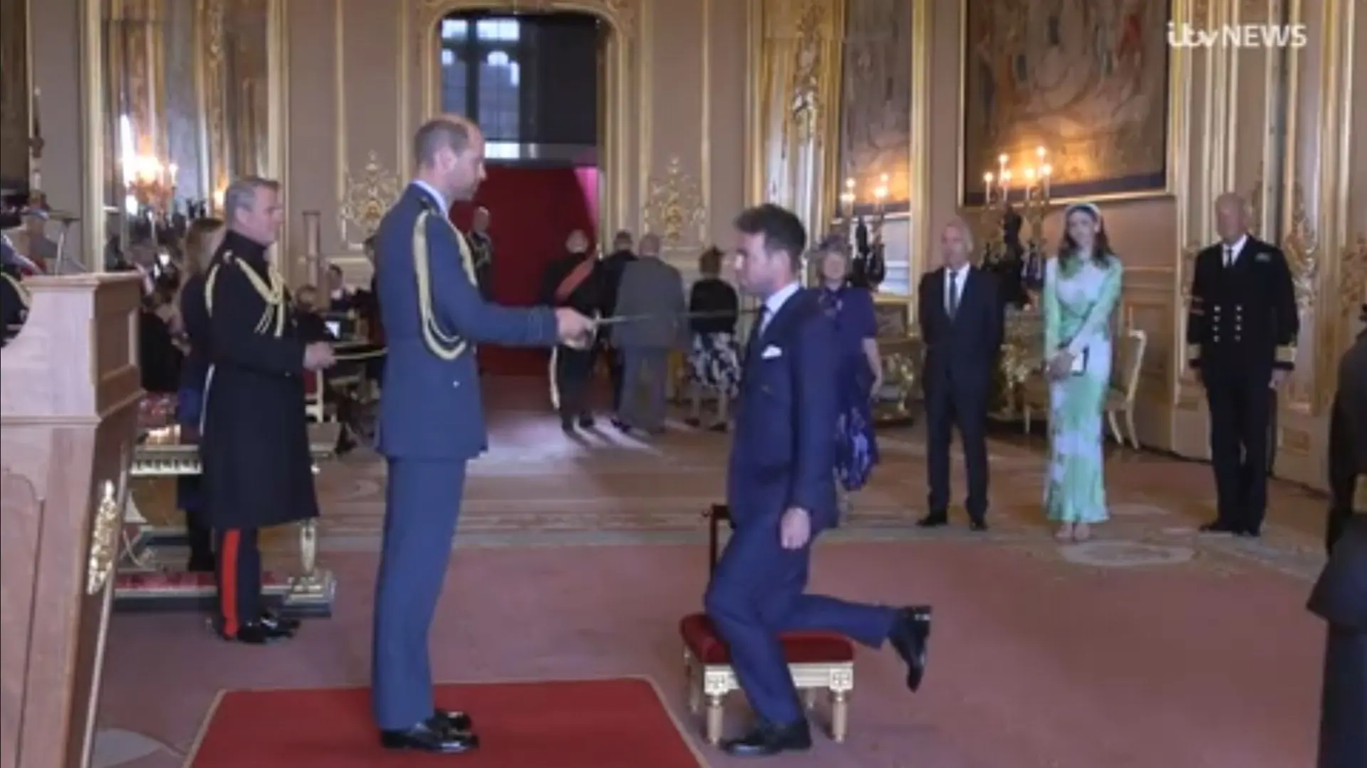 Sir Mark Cavendish wordt op Windsor Castle geridderd door Prins William